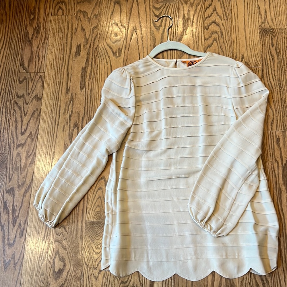 Silk blouse, long sleeve, 3 buttons in the back